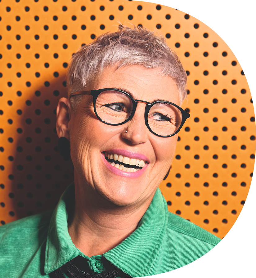 Frau mit Kurzhaarschnitt